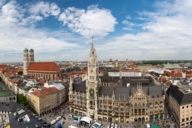 Panoramiczny widok na Neues Rathaus w Monachium z Frauenkirche w tle.